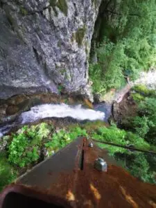 Il Cubo di Vetro della Cascata di Brazzavalle: la veduta del salto d'acqua.