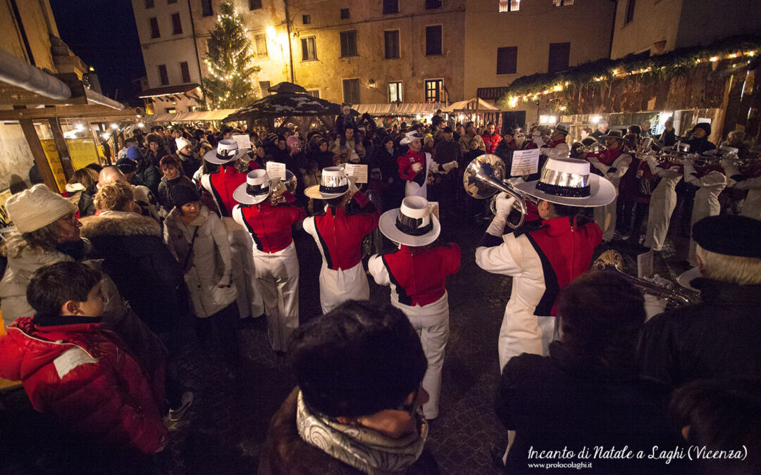 Incanto di Natale a Laghi